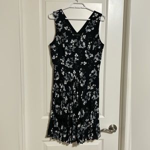 BANANA REPUBLIC pleated skirt v-neck dress size 6